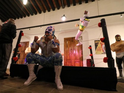 La exhibición, que se acompaña con máscaras, equipos y atuendos de los luchadores xalapeños Poseidón, Eslabón Perdido y Gabriel o Gabriela, se podrá visitar hasta el 30 de septiembre, de lunes a domingo, de 10:00 a 20:00 horas. 
