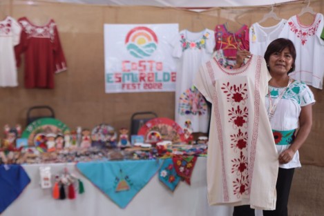  Como parte de las actividades del Costa Esmeralda Fest 2022, la playa de Tecolutla se vistió de colores, aromas y sabores con la Expo Artesanal y Gastronómica que, por primera vez, congrega en este espacio a representantes de las siete zonas turísticas de Veracruz.

