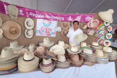  Como parte de las actividades del Costa Esmeralda Fest 2022, la playa de Tecolutla se vistió de colores, aromas y sabores con la Expo Artesanal y Gastronómica que, por primera vez, congrega en este espacio a representantes de las siete zonas turísticas de Veracruz.

