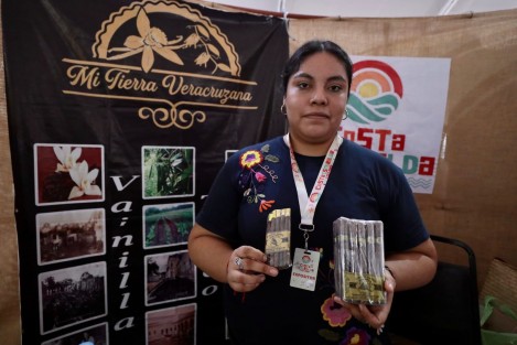  Como parte de las actividades del Costa Esmeralda Fest 2022, la playa de Tecolutla se vistió de colores, aromas y sabores con la Expo Artesanal y Gastronómica que, por primera vez, congrega en este espacio a representantes de las siete zonas turísticas de Veracruz.

