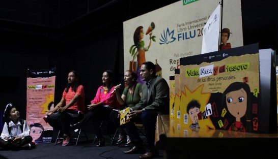 En actividades de la Feria del Libro Universitario (FILU) 2022 dirigidas a niños y niñas, se llevó a cabo la presentación del libro Vale, Max y el tesoro de los datos personales, de Martín Corona,con ilustraciones de Aletia Valdés, coeditado por la Editora de Gobierno del Estado de Veracruz y el IVAI, con el cual se trata de enseñar la importancia de no compartir información personal a desconocidos a través de medios electrónicos.