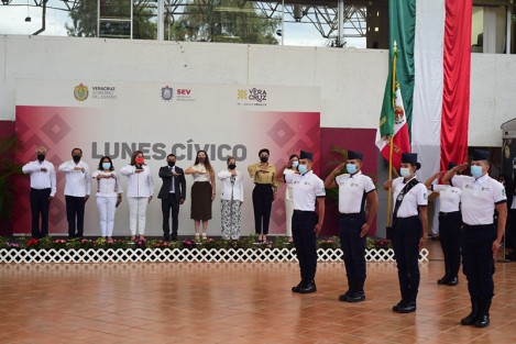  En el marco de la conmemoración del Día Internacional de la Mujer Indígena, la Secretaría de Educación de Veracruz (SEV) a través de su Unidad de Género, llevó a cabo el Lunes Cívico, destacando que desde esta dependencia y por indicación del secretario de Educación, Zenyazen Escobar García, se promueve la cero tolerancia en contra de quien cometa algún tipo de agresión en agravio de las mujeres.