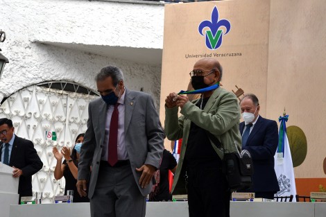 En el foro Miguel Vélez Arceo, en la Casa del Lago, el rector de la UV, Martín Aguilar Sánchez, entregó Medallas al Mérito Universidad Veracruzana a: Arturo Alvarado Mendoza, Jorge Castillo Rodríguez y Margit Frenk Freund, en su representación la recibió Martha Bremauntz.