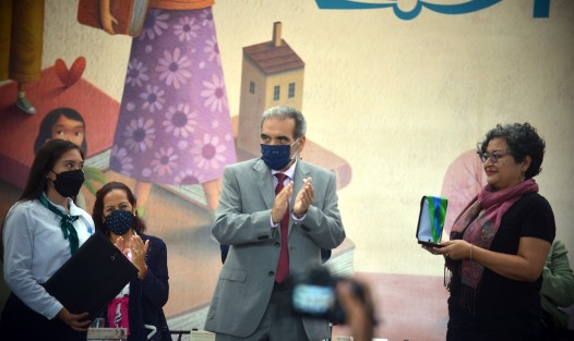 En el foro Miguel Vélez Arceo, en la Casa del Lago, el rector de la UV, Martín Aguilar Sánchez, entregó Medallas al Mérito Universidad Veracruzana a: Arturo Alvarado Mendoza, Jorge Castillo Rodríguez y Margit Frenk Freund, en su representación la recibió Martha Bremauntz.