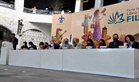 En el foro Miguel Vélez Arceo, en la Casa del Lago, el rector de la UV, Martín Aguilar Sánchez, entregó Medallas al Mérito Universidad Veracruzana a: Arturo Alvarado Mendoza, Jorge Castillo Rodríguez y Margit Frenk Freund, en su representación la recibió Martha Bremauntz.