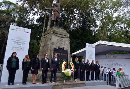 El secretario de Finanzas y Planeación, José Luis Lima Franco en compañía de Eleazar Guerrero Pérez Subsecretario de Finanzas y Administración así como el demás personal de la dependencia, durante la Guardia de Honor ante el monumento a Miguel Hidalgo.