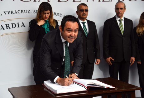 El secretario de Finanzas y Planeación, José Luis Lima Franco en compañía de Eleazar Guerrero Pérez Subsecretario de Finanzas y Administración así como el demás personal de la dependencia, durante la Guardia de Honor ante el monumento a Miguel Hidalgo.