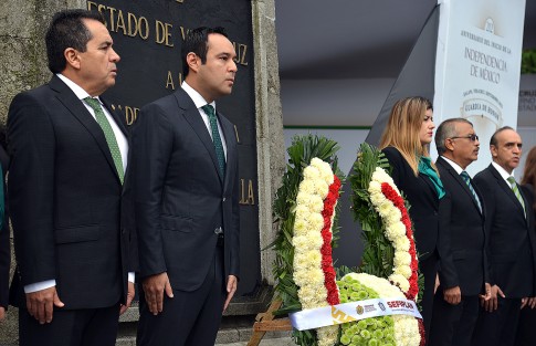 El secretario de Finanzas y Planeación, José Luis Lima Franco en compañía de Eleazar Guerrero Pérez Subsecretario de Finanzas y Administración así como el demás personal de la dependencia, durante la Guardia de Honor ante el monumento a Miguel Hidalgo.