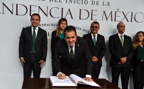 El secretario de Finanzas y Planeación, José Luis Lima Franco en compañía de Eleazar Guerrero Pérez Subsecretario de Finanzas y Administración así como el demás personal de la dependencia, durante la Guardia de Honor ante el monumento a Miguel Hidalgo.