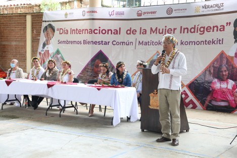 En el Día Internacional de la Mujer Indígena, el Gobierno del Estado las reconoce como guardianas de los valores culturales y garantes de la permanencia de sus pueblos, por lo que de cada 10 apoyos destinados por la Secretaría de Desarrollo Social (SEDESOL) a la población, 8 son para mujeres, con la finalidad de mejorar su calidad de vida y la de sus familias.