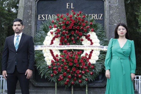 La titular de la Secretaría del Trabajo, Previsión Social y Productividad, Dorheny García Cayetano, acompañada de directores de área, encabezó la guardia de honor ante el monumento a Miguel Hidalgo.