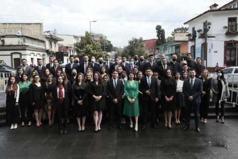 La titular de la Secretaría del Trabajo, Previsión Social y Productividad, Dorheny García Cayetano, acompañada de directores de área, encabezó la guardia de honor ante el monumento a Miguel Hidalgo.