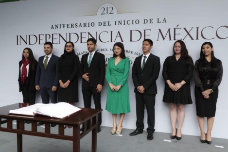 La titular de la Secretaría del Trabajo, Previsión Social y Productividad, Dorheny García Cayetano, acompañada de directores de área, encabezó la guardia de honor ante el monumento a Miguel Hidalgo.
