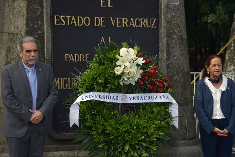 En compañía de empleados y directores de área de la Universidad Veracruzana, el rector Martín Aguilar Sánchez realizó la guardia de honor ante el monumento a Miguel Hidalgo y Costilla.