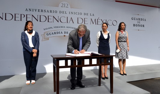 En compañía de empleados y directores de área de la Universidad Veracruzana, el rector Martín Aguilar Sánchez realizó la guardia de honor ante el monumento a Miguel Hidalgo y Costilla.