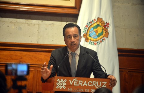 El gobernador Cuitláhuac García Jiménez, informó que no se contempla la suspensión de clases en Veracruz, a pesar de las lluvias que se registran en el estado. Dijo que cada municipio tiene la atribución de cancelar una actividad educativa en un centro escolar, siempre mediado con la autoridad educativa y esa coordinación existe en caso de que se requiera.  