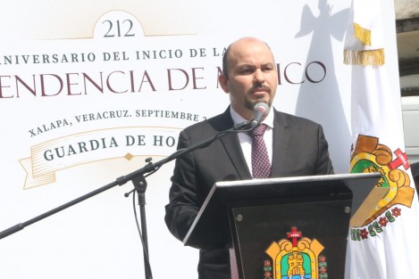 La Universidad Popular Autónoma de Veracruz, encabezada por Ome Tochtli Méndez Ramírez, en guardia de honor ante el monumento a Miguel Hidalgo. 