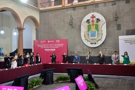 Con la rendición de protesta de las y los titulares de despacho, el programa Proveer. Desarrollo y Bienestar, queda integrado por SEDESOL, las secretarías de Medio Ambiente, Salud, Desarrollo Agropecuario, Rural y Pesca; Desarrollo Económico y Portuario; Trabajo, Previsión Social y Productividad; Turismo y Cultura; Educación y Protección Civil, así como por el Sistema DIF Estatal, Programa de Gobierno e institutos de Capacitación para el Trabajo, Asuntos Indígenas, la Vivienda y Educación para los Adultos.