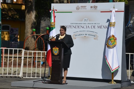  La auditora general del ORFIS, Alma Delia González Cobos, en guardia de honor, junto con sus colaboradores, en el monumento a Miguel Hidalgo y Costilla.