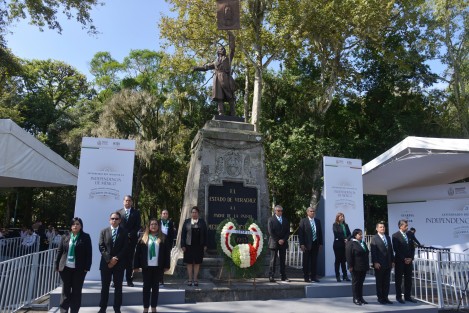  La auditora general del ORFIS, Alma Delia González Cobos, en guardia de honor, junto con sus colaboradores, en el monumento a Miguel Hidalgo y Costilla.