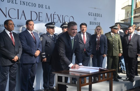 Autoridades de la Secretaría de Seguridad Pública (SSP), encabezadas por el secretario Hugo Gutiérrez Maldonado, montaron guardia de honor ante al monumento erigido en memoria del Padre de la Patria, Miguel Hidalgo y Costilla, en el parque Los Berros.