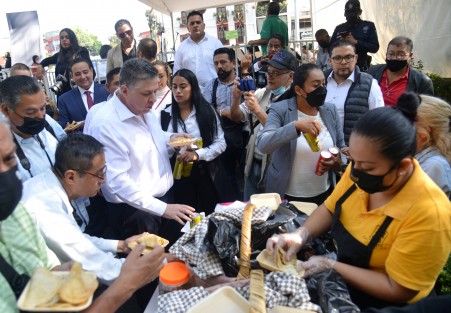  Luego de encabezar la guardia de honor, el secretario de Seguridad Pública, Hugo Gutiérrez Maldonado, compartió el desayuno de tacos de canasta y convivió con los diversos representantes de medios de comunicación que dieron cobertura al evento. 