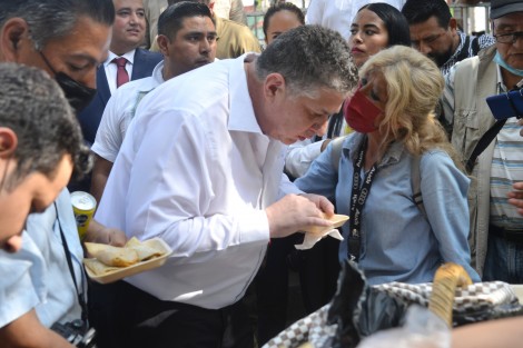  Luego de encabezar la guardia de honor, el secretario de Seguridad Pública, Hugo Gutiérrez Maldonado, compartió el desayuno de tacos de canasta y convivió con los diversos representantes de medios de comunicación que dieron cobertura al evento. 