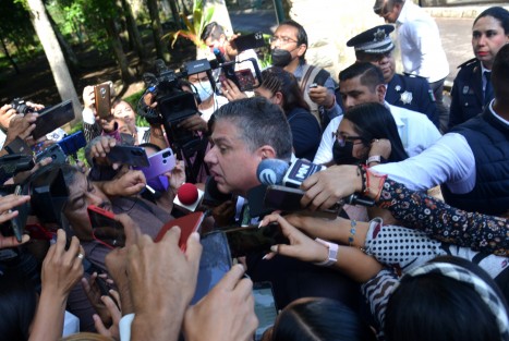  Luego de encabezar la guardia de honor, el secretario de Seguridad Pública, Hugo Gutiérrez Maldonado, compartió el desayuno de tacos de canasta y convivió con los diversos representantes de medios de comunicación que dieron cobertura al evento. 