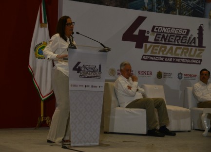 La titular de la SENER expuso que el Gobierno federal ha fortalecido el sector al combatir el robo de hidrocarburos, controlar los precios de la gasolina, luz y gas LP, impulsar a la CFE y Petróleos Mexicanos sin descartar a la iniciativa privada, así como nacionalizar el litio rumbo a la transición energética, contando ahora con la empresa Litio de México.