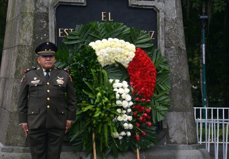 El Teniente Coronel de Infantería del 63 Batallón, Juan Carlos Márquez Hurtado, en representación de Comandante de la 26 Zona Militar, José Francisco Camarena, montó guardia de honor al Padre de la Patria.