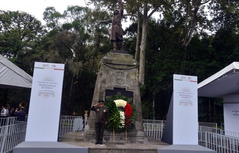 El Teniente Coronel de Infantería del 63 Batallón, Juan Carlos Márquez Hurtado, en representación de Comandante de la 26 Zona Militar, José Francisco Camarena, montó guardia de honor al Padre de la Patria.