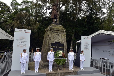 Encabezados por el comandante de la Tercera Región Naval con sede en el Puerto de Veracruz, Almirante Fernando Alfonso Angli Rodríguez, una compañía de esa agrupación rindió honores a Miguel Hidalgo y Costilla ante su monumento en el parque Los Berros.
