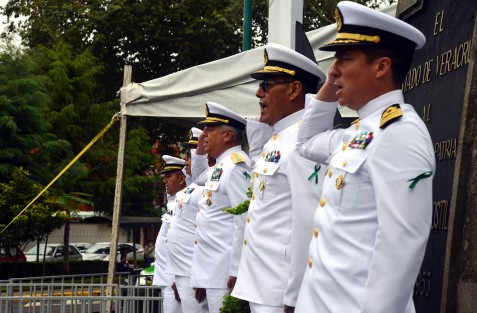 Encabezados por el comandante de la Tercera Región Naval con sede en el Puerto de Veracruz, Almirante Fernando Alfonso Angli Rodríguez, una compañía de esa agrupación rindió honores a Miguel Hidalgo y Costilla ante su monumento en el parque Los Berros.