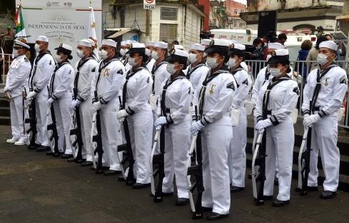 Encabezados por el comandante de la Tercera Región Naval con sede en el Puerto de Veracruz, Almirante Fernando Alfonso Angli Rodríguez, una compañía de esa agrupación rindió honores a Miguel Hidalgo y Costilla ante su monumento en el parque Los Berros.