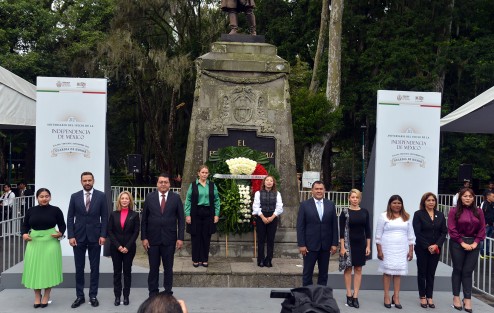 Con apenas 10 diputados y encabezados por la presidenta de la Mesa Directiva de la LXVI Legislatura, diputada Cecilia Guevara, realizaron en la Guardia de Honor ante el monumento de Don Miguel Hidalgo y Costilla, con motivo de la conmemoración del 212 aniversario del inicio de la independencia de México.