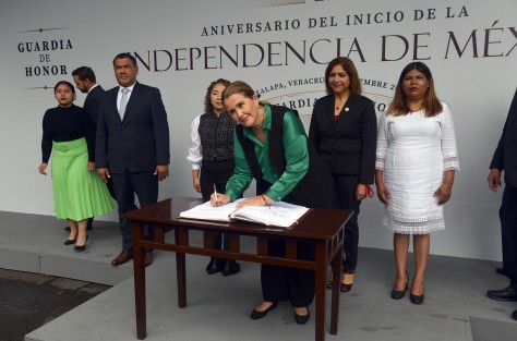 Con apenas 10 diputados y encabezados por la presidenta de la Mesa Directiva de la LXVI Legislatura, diputada Cecilia Guevara, realizaron en la Guardia de Honor ante el monumento de Don Miguel Hidalgo y Costilla, con motivo de la conmemoración del 212 aniversario del inicio de la independencia de México.