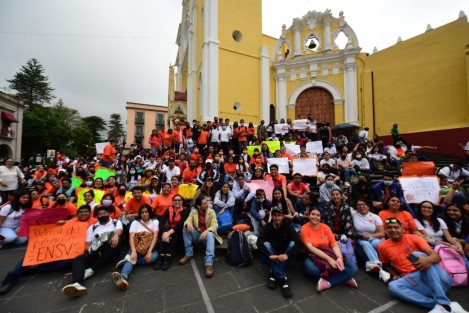 Arribaron al centro de la ciudad alrededor de las 12:30 horas y después de la una de la tarde, accedieron al diálogo y una comisión de normalistas ingresaron al Palacio de Gobierno.