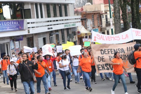 La comunidad estudiantil acusó presuntas acciones arbitrarias y coercitivas que ha emprendido la Subsecretaría de Educación Básica por el retiro de los inmuebles ubicados en la calle Juan Escutia número 2.