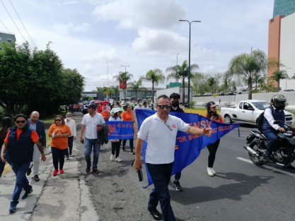 Estudiantes y profesores de la Escuela Normal Superior Veracruzana Doctor Manuel Suárez Trujillo marcharon desde este plantel ubicado en la zona de Arco Sur hacia el centro de Xalapa, para denunciar que la Secretaría de Educación de Veracruz (SEV) pretende retirar los dos edificios de esta institución, que se encuentran en la colonia 21 de Marzo. 