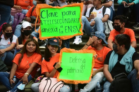Estudiantes y profesores de la Escuela Normal Superior Veracruzana Doctor Manuel Suárez Trujillo marcharon desde este plantel ubicado en la zona de Arco Sur hacia el centro de Xalapa, para denunciar que la Secretaría de Educación de Veracruz (SEV) pretende retirar los dos edificios de esta institución, que se encuentran en la colonia 21 de Marzo. 