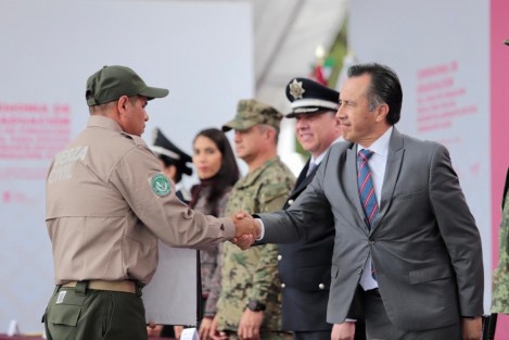 Durante la ceremonia, el gobernador Cuitláhuac García Jiménez exhortó a los graduados a dirigirse con honestidad, combatir la corrupción, apegarse a los protocolos y, sobre todo, cuidar los derechos humanos y la perspectiva de género.
