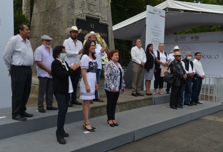 El líder de la liga de Comunidades Agrarias, Manuel Guerrero Sánchez, en compañía de sus agremiados y una colada, realizaron la guardia de honor en el monumento al padre de la patria.