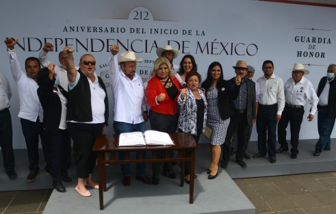 El líder de la liga de Comunidades Agrarias, Manuel Guerrero Sánchez, en compañía de sus agremiados y una colada, realizaron la guardia de honor en el monumento al padre de la patria.