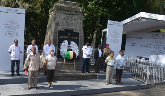 Tomàs Tejeda Cruz, Secretario General de la Confederación Revolucionaria de Obreros y Campesinos del Estado de Veracruz, montó guardia en compañía de los agremiados, ante el monumento a Miguel Hidalgo en Los Berros.