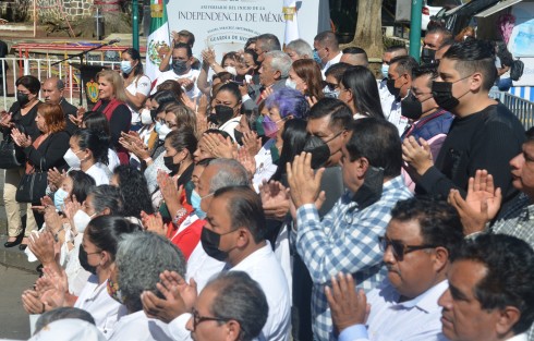 Tomàs Tejeda Cruz, Secretario General de la Confederación Revolucionaria de Obreros y Campesinos del Estado de Veracruz, montó guardia en compañía de los agremiados, ante el monumento a Miguel Hidalgo en Los Berros.