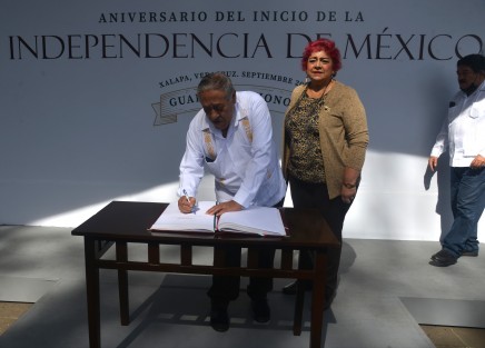 Tomàs Tejeda Cruz, Secretario General de la Confederación Revolucionaria de Obreros y Campesinos del Estado de Veracruz, montó guardia en compañía de los agremiados, ante el monumento a Miguel Hidalgo en Los Berros.