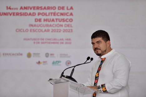 En su intervención, el titular de la Secretaría de Educación de Veracruz (SEV), Zenyazen Escobar García, informó que adicionalmente a lo invertido serán destinados 15 millones 339 mil 864 pesos a la construcción de un edificio tipo H que albergará el Laboratorio de Informática, así como para techado de plaza cívica, cafetería y obra exterior. 