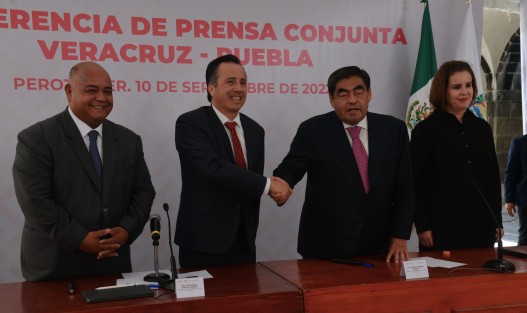 Los gobernadores Cuitláhuac García Jiménez y Miguel Barbosa Huerta encabezaron la Reunión Interestatal de Seguridad Veracruz-Puebla, en el recinto de la Fortaleza San Carlos, para dar continuidad a la estrategia interinstitucional de seguridad, promoción turística y cultural en la zona limítrofe, que abarca 33 municipios poblanos y 36 veracruzanos. 