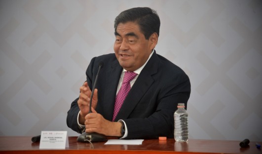 El gobernador de Puebla, Miguel Barbosa Huerta dio a conocer que al reforzarse la vigilancia en carreteras que limitan con el estado de Veracruz se logró reducir 60 por ciento de los delitos, principalmente el asalto a tractocamiones.

