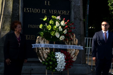 La presidenta del Tribunal Superior de Justicia del Estado, Isabel Inés Romero Cruz, acompañada por magistrados, encabezó la guardia de honor ante el monumento a Miguel Hidalgo y Costilla.